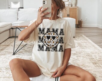 Comfort Colors® Fußball Mama Shirt, Benutzerdefiniertes Fußball Mama Shirt, Fußball Mama T-Shirt, Fußball Spiel Tag, Fußball Fan Shirt, Fußball Saison
