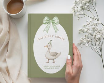 Libro de visitas de cumpleaños de One Silly Goose, libro de recuerdos personalizado para bebés