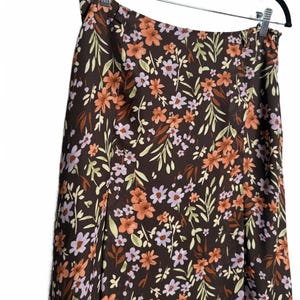 Jupe mi-longue marron à fleurs de l&#39;an 2000 à fleurs vintage des années 90