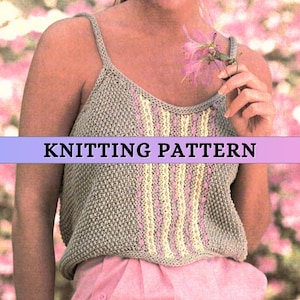 Puede incluir: Un top de punto con cuello en V y tirantes finos. La parte superior es gris con rayas verticales rosas y amarillas. El texto "KNITTING PATTERN" se muestra en la imagen.