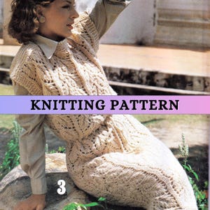Puede incluir: Vestido y top sin mangas de punto beige con un diseño calado. El texto "KNITTING PATTERN" aparece en una pancarta morada. El número "3" es visible. El vestido y el top están hechos de hilo claro.