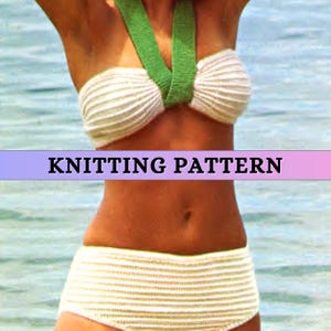 Puede incluir: Top de bikini blanco de crochet con una tira de halter de crochet verde. El top de bikini tiene un diseño con forma de concha.  PATRÓN DE TEJIDO.