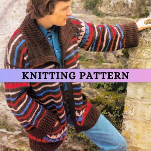 Peut inclure: Un cardigan marron tricoté avec un col châle et des poches. Le cardigan présente un motif rayé rouge, bleu et blanc. Le texte "KNITTING PATTERN" est affiché.