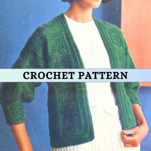 Puede incluir: Un patrón de ganchillo para una chaqueta de punto verde con un diseño de punto cuadrado. La chaqueta tiene cuello en V y mangas largas.