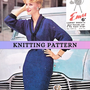 Könnte beinhalten: Vintage Strickmuster für ein blaues Kleid mit schwarzem Kragen. Das Muster ist für ein Damenkleid in "Emu" Tweedle und 4 Ply Super Crepe. Das Muster stammt aus den 1960er Jahren und enthält Anweisungen für die Größen 34-40 Zoll und 32-41 Unzen.
