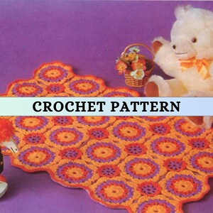 Op de afbeelding: Een haakpatroon voor een kleurrijk vloerkleed met oranje, paarse en gele cirkels. Het vloerkleed ligt op een paarse achtergrond en er is een teddybeer op de achtergrond.