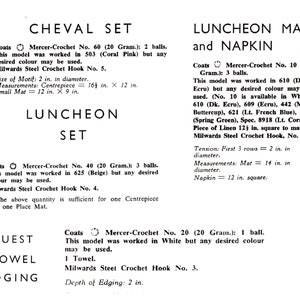 Op de afbeelding: Haakinstructies voor een Cheval-set, een lunchset en een gastendoekrand. De instructies omvatten het garengewicht, de haakmaat en de afmetingen voor elk onderdeel. De instructies zijn in zwart en wit op een witte achtergrond geschreven.