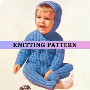 Puede incluir: Imagen vintage de un bebé con un mono azul tejido con capucha. El mono tiene una cremallera en la parte delantera y puños acanalados. El texto "KNITTING PATTERN" se muestra en la imagen.