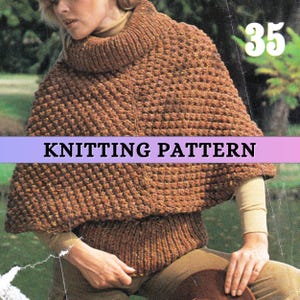 Puede incluir: Un poncho tejido marrón con un cuello alto y acanalado. El poncho está hecho de hilo grueso y tiene una apariencia texturizada. Las palabras "KNITTING PATTERN" se muestran en una pancarta en la imagen.