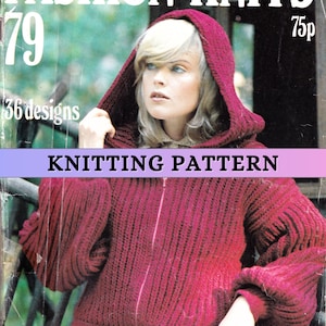 Könnte beinhalten: Vintage Strickmuster-Cover mit einer Frau in einem burgunderfarbenen Kapuzenpullover. Das Cover enthält den Text "Fashion Knits" und "Knitting Pattern". Die Nummer "79" wird zusammen mit "36 Designs" angezeigt.