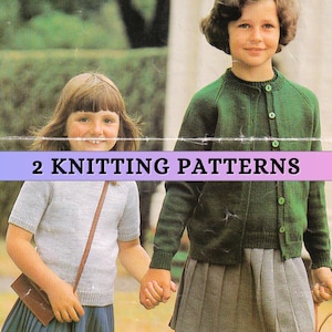 Pode incluir: Dois padrões de tricô para suéteres infantis. Os padrões incluem instruções para um cardigã verde com botões e um suéter azul claro de manga curta.