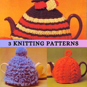 Può includere: Tre modelli di maglia per scaldino per teiera. Il primo modello è uno scaldino a righe con un fiore in cima. Il secondo modello è uno scaldino blu soffice con un pon pon in cima. Il terzo modello è uno scaldino a treccia rosso con un anello in cima.