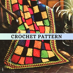 以下が含まれることがあります： 黒、黄、赤、緑、青のチェック柄のカラフルな編み物毛布。毛布は緑、黄、黒の縁取りがあります。