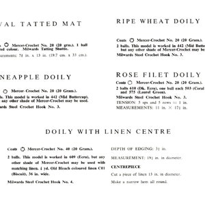 Op de afbeelding: Een vintage haakpatroon gids voor het maken van ovale, ananas, roos filet en doily met linnen centrum ontwerpen. De gids bevat instructies voor materialen, afmetingen en haaknaald maten.