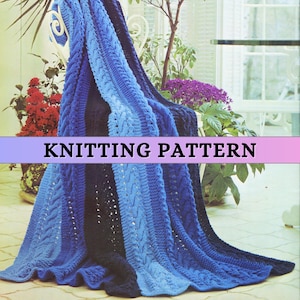 Puede incluir: Patrón de tejido para una manta a rayas azul y negra con un diseño de punto de cable. El patrón se llama "Knitting Pattern".