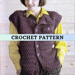 Puede incluir: Un chaleco de ganchillo de color púrpura oscuro, con un patrón texturizado y botones. El chaleco se lleva sobre una camisa amarilla. El texto "CROCHET PATTERN" aparece en la imagen, sugiriendo un patrón de ganchillo.