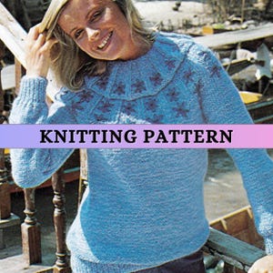 Peut inclure: Un pull bleu clair tricoté avec un motif floral autour du col et sur les épaules. Le texte "KNITTING PATTERN" est affiché sur l'image. Le pull a des manches longues et un col et des poignets côtelés.