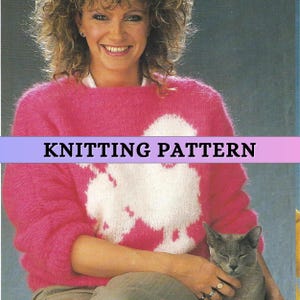 Könnte beinhalten: Strickanleitung für einen rosa Pullover mit einem weißen Pudel-Motiv. Die Anleitung enthält Anweisungen zum Stricken des Pullovers und des Pudel-Motivs.