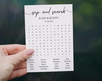 Op de afbeelding: Een witte kaart met zwarte tekst die "sip and search" en "Kate & Justin" zegt met de datum "09.20.2025". De kaart heeft een woordzoeker met de woorden "bride", "groom", "blue", "paris", "tetris", "autumn", "friends", "sierra", "honeymoon", "dancing", "baseball", "wedding", "kate", "justin", "orchid", "rose", "New York", "ring", "party", en "friends".