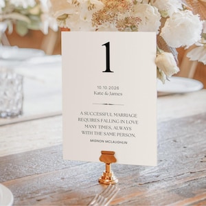 Letrero con citas románticas para números de mesa de boda, decoración elegante para recepción, frases de amor, plantilla para tarjetas de mesa, números de asientos editables / TN402