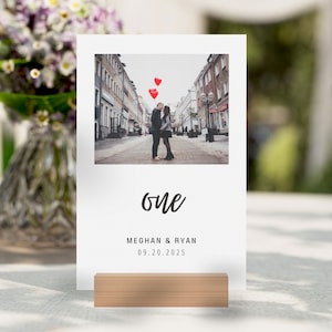 Signo de números de mesa de fotos y escritura a mano de boda, plantilla de tarjeta de número de tipografía imprimible y editable, señalización de fotos de pareja / TN124