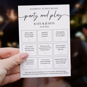 Puede incluir: Una tarjeta de bingo de acción de boda blanca con texto negro. La tarjeta dice "party and play" e incluye los nombres "Kate & Justin" y la fecha "09.20.2025". La tarjeta tiene nueve indicaciones de acción, como "Toma una selfie" y "Clink glasses".