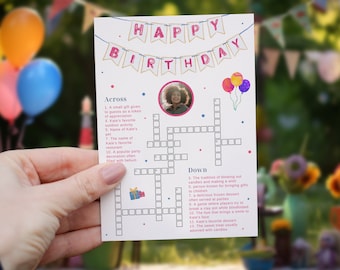 Puede incluir: Un crucigrama colorido de Feliz Cumpleaños con una foto de una persona en la esquina superior derecha. El crucigrama tiene pistas sobre una fiesta de cumpleaños, incluyendo regalos, comida y actividades.