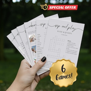 Puede incluir: Una mano sostiene una pila de seis tarjetas de juego de boda blancas con texto negro y una pegatina dorada que dice "6 Juegos!". Las tarjetas tienen un crucigrama y las palabras "sip and play".