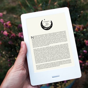 Puede incluir: Un lector electrónico blanco que muestra un capítulo de un libro. El capítulo se titula "Capítulo 22" y el texto está en fuente negra. El texto trata sobre el viaje de una persona y los desafíos que enfrenta.