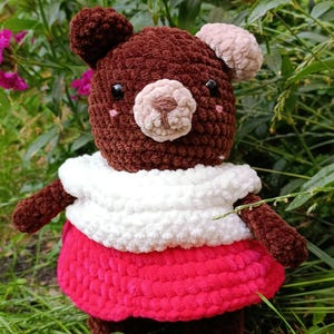 Garn Teddy Bär mit Kleidung: Handgemachtes Stofftier (25 cm)
