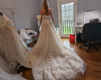 Abito da sposa con abito da ballo con corpetto strutturato personalizzato