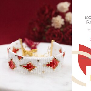Puede incluir: Una pulsera tejida blanca con diseños de diamantes rojos y naranjas. La pulsera tiene cierres dorados y una borla roja. La imagen también incluye una hoja de patrones con el texto "LOOM BRACELET PATTERN" y "SORELIA".