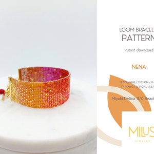 Könnte beinhalten: Ein gewebtes Perlenarmband mit einem Farbverlauf aus Orange, Rot und Pink. Das Armband hat einen goldenen Verschluss und eine rote Quaste. Das Bild enthält auch eine Musterkarte mit dem Text "LOOM BRACELET PATTERN".