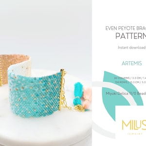 Może przedstawiać: Bransoletka z turkusowych i białych koralików ze złotymi zapięciami. Bransoletka jest wykonana z koralików Miyuki Delica 11/0 i ma 3,5 cm szerokości i 13,5 cm długości. Wzór nazywa się "Artemis" i jest wzorem bransoletki w ściegu peyote parzystego.