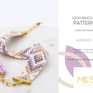 Könnte beinhalten: Ein Webmuster für ein Armband aus Perlen namens "Amethyst". Das Muster ist für ein Armband mit 9 Spalten und 78 Reihen, das 1,2 cm x 13,7 cm misst. Das Muster ist für die Verwendung mit Miyuki Delica 11/0 Perlen.