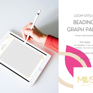 Op de afbeelding: Een digitale tablet met loom stitch kralen grafiekpapier. Het scherm toont een rasterpatroon met 60 kolommen (17 cm) en 65 rijen (22,5 cm). De tekst luidt "LOOM STITCH BEADING GRAPH PAPER". Een stylus wordt boven het scherm gehouden. De tekst "MILUSI JEWELRY" is ook aanwezig.
