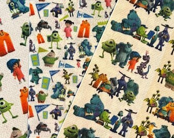 Könnte beinhalten: Drei Stickerbögen mit Charakteren aus dem Animationsfilm Die Monster AG. Die Aufkleber zeigen verschiedene Charaktere in verschiedenen Posen und Umgebungen, mit weißem Hintergrund. Die Aufkleber sind in Blau-, Grün-, Orange- und Rosatönen gehalten.