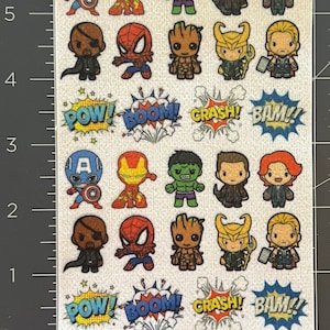 Op de afbeelding: Een vel stickers met verschillende Marvel-personages, waaronder Captain America, Iron Man, Hulk, Thor, Loki en Groot. De stickers zijn in cartoon-stijl en hebben een glanzende afwerking. Het vel bevat ook geluidseffect-stickers met de woorden "POW!", "BOOM!", "CRASH!" en "BAM!"