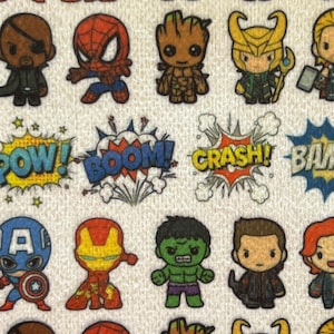 Op de afbeelding: Een witte achtergrond met kleurrijke cartoonafbeeldingen van superhelden, waaronder Iron Man, Spider-Man, Hulk, Captain America en Thor. De afbeelding bevat ook tekst zoals "POW!" "BOOM!" "CRASH!" en "BAM!"