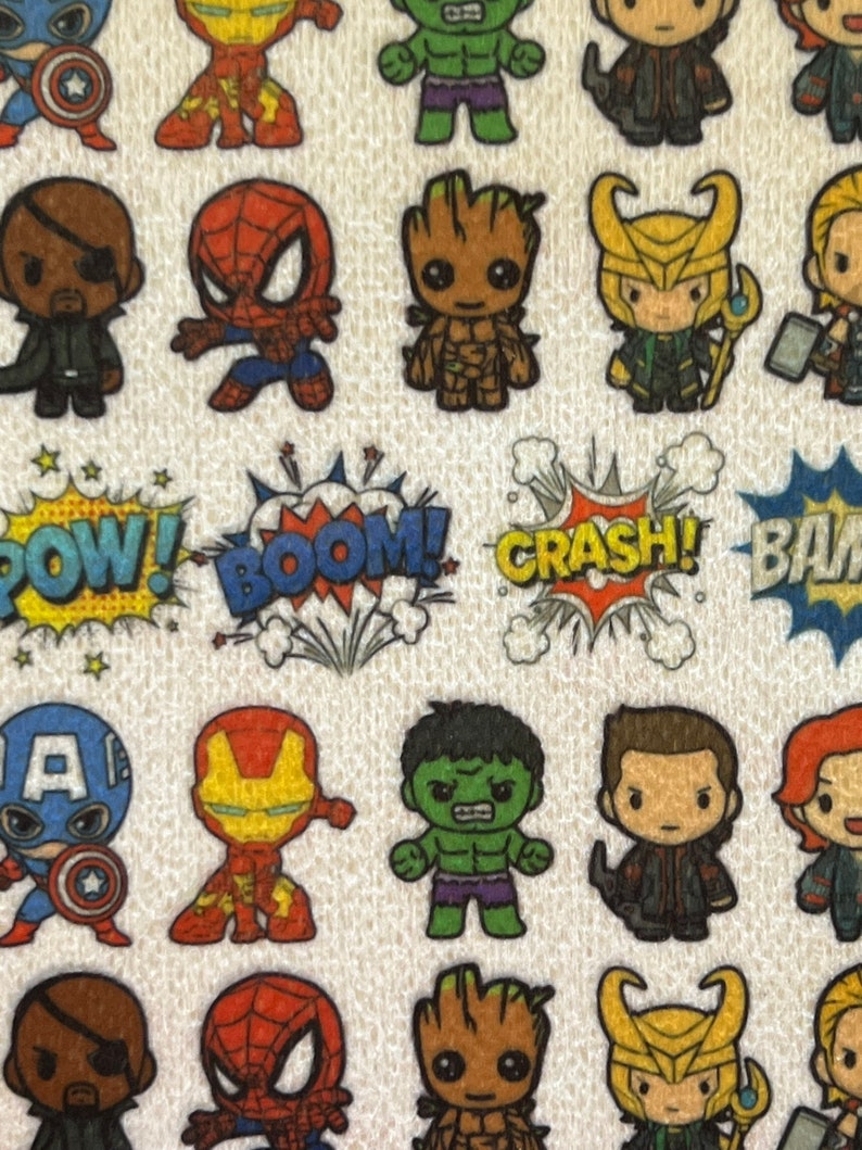Op de afbeelding: Een witte achtergrond met kleurrijke cartoonafbeeldingen van superhelden, waaronder Iron Man, Spider-Man, Hulk, Captain America en Thor. De afbeelding bevat ook tekst zoals "POW!" "BOOM!" "CRASH!" en "BAM!"