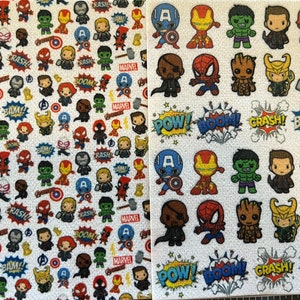Op de afbeelding: Een witte achtergrond met een herhalend patroon van kleine cartoonfiguren uit het Marvel-universum. De personages omvatten Iron Man, Captain America, Thor, Hulk, Spiderman en anderen. De personages worden omringd door spraakballonnen met woorden als "POW!" "BOOM!" "CRASH!" en "BAM!"