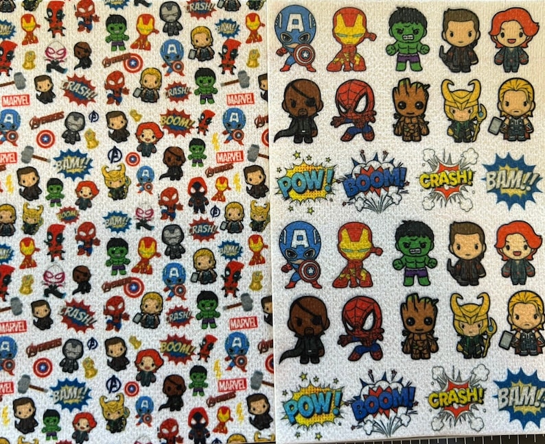 Op de afbeelding: Een witte achtergrond met een herhalend patroon van kleine cartoonfiguren uit het Marvel-universum. De personages omvatten Iron Man, Captain America, Thor, Hulk, Spiderman en anderen. De personages worden omringd door spraakballonnen met woorden als "POW!" "BOOM!" "CRASH!" en "BAM!"
