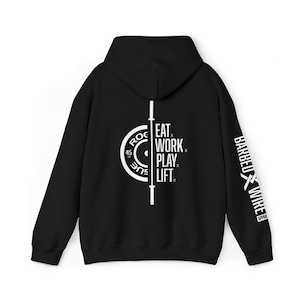 Könnte beinhalten: Schwarzer Kapuzenpullover mit weißem Text auf der Rückseite, der "EAT x WORK x PLAY x LIFT" lautet, und einer weißen Hantelplattengrafik. Der rechte Ärmel hat weißen Text, der "BARBELL x WIRE" mit einem kleinen Logo lautet.