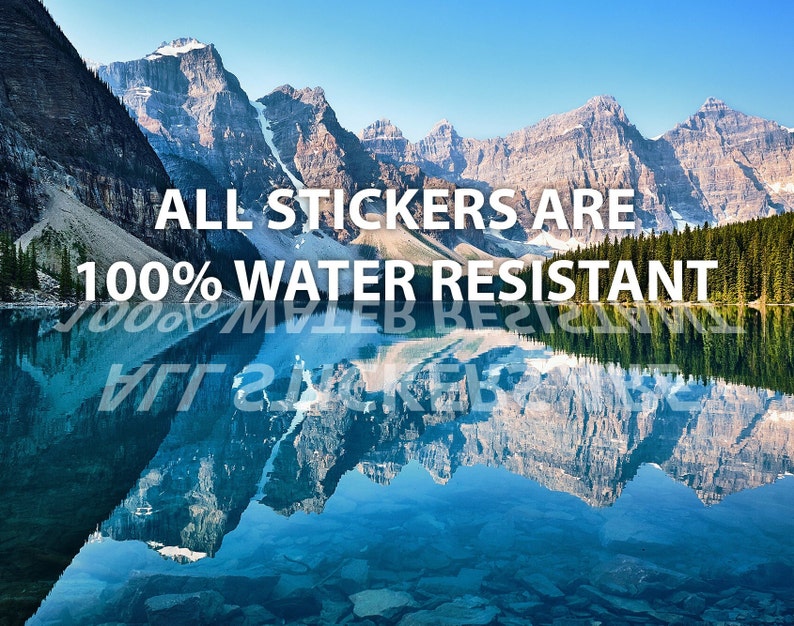 Puede incluir: Un lago de monta&ntilde;a esc&eacute;nico con un reflejo de las monta&ntilde;as en el agua. El texto "ALL STICKERS ARE 100% WATER RESISTANT" est&aacute; superpuesto a la imagen.