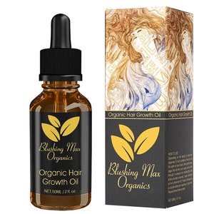 Puede incluir: Una botella de vidrio marrón con un gotero negro y una etiqueta negra que dice "Blushing Max Organics Organic Hair Growth Oil NET. 60ML / 2 fl. oz.". La botella está sobre un fondo blanco. La etiqueta tiene un diseño de hojas doradas.