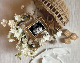 Neutral Pregnancy Announcement Digital | Minimalist Baby Announcement | Social Media Reveal Editable Template | Simple Floral Aesthetic