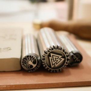 Timbro in ceramica personalizzato, timbro in argilla con rilievo personalizzato, timbro in argilla polimerica con firma personalizzata, timbro in metallo personalizzato, timbro con logo personalizzato