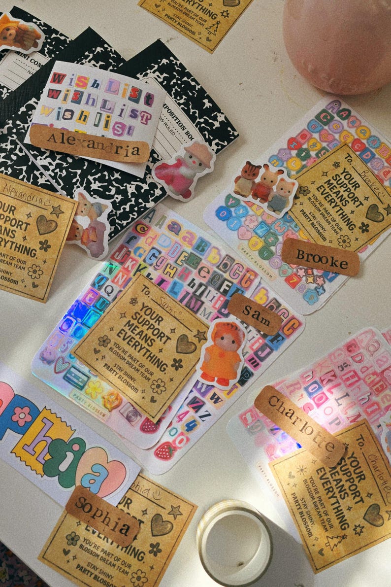 K&ouml;nnte beinhalten: Eine Sammlung dekorativer Aufkleber und Etiketten mit verschiedenen Designs und Texten. Die Aufkleber zeigen Namen wie "Alexandria", "Brooke", "Sam", "Charlotte" und "Sophia". Einige Aufkleber haben ein florales Thema.