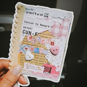 K&ouml;nnte beinhalten: Ein handgefertigtes Kunstwerk im Scrapbook-Stil mit einem gewellten Rand. Das Design enth&auml;lt Reise-Ephemera, darunter ein Flugticket von Cancun nach Newark, und dekorative Elemente wie rosa Kn&ouml;pfe und Spitze. Der Text enth&auml;lt "Fly and Zine".