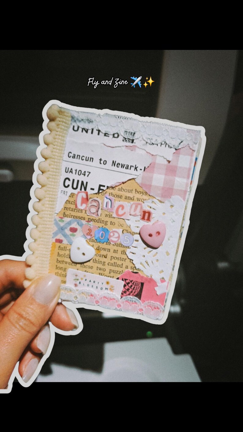 K&ouml;nnte beinhalten: Ein handgefertigtes Kunstwerk im Scrapbook-Stil mit einem gewellten Rand. Das Design enth&auml;lt Reise-Ephemera, darunter ein Flugticket von Cancun nach Newark, und dekorative Elemente wie rosa Kn&ouml;pfe und Spitze. Der Text enth&auml;lt "Fly and Zine".